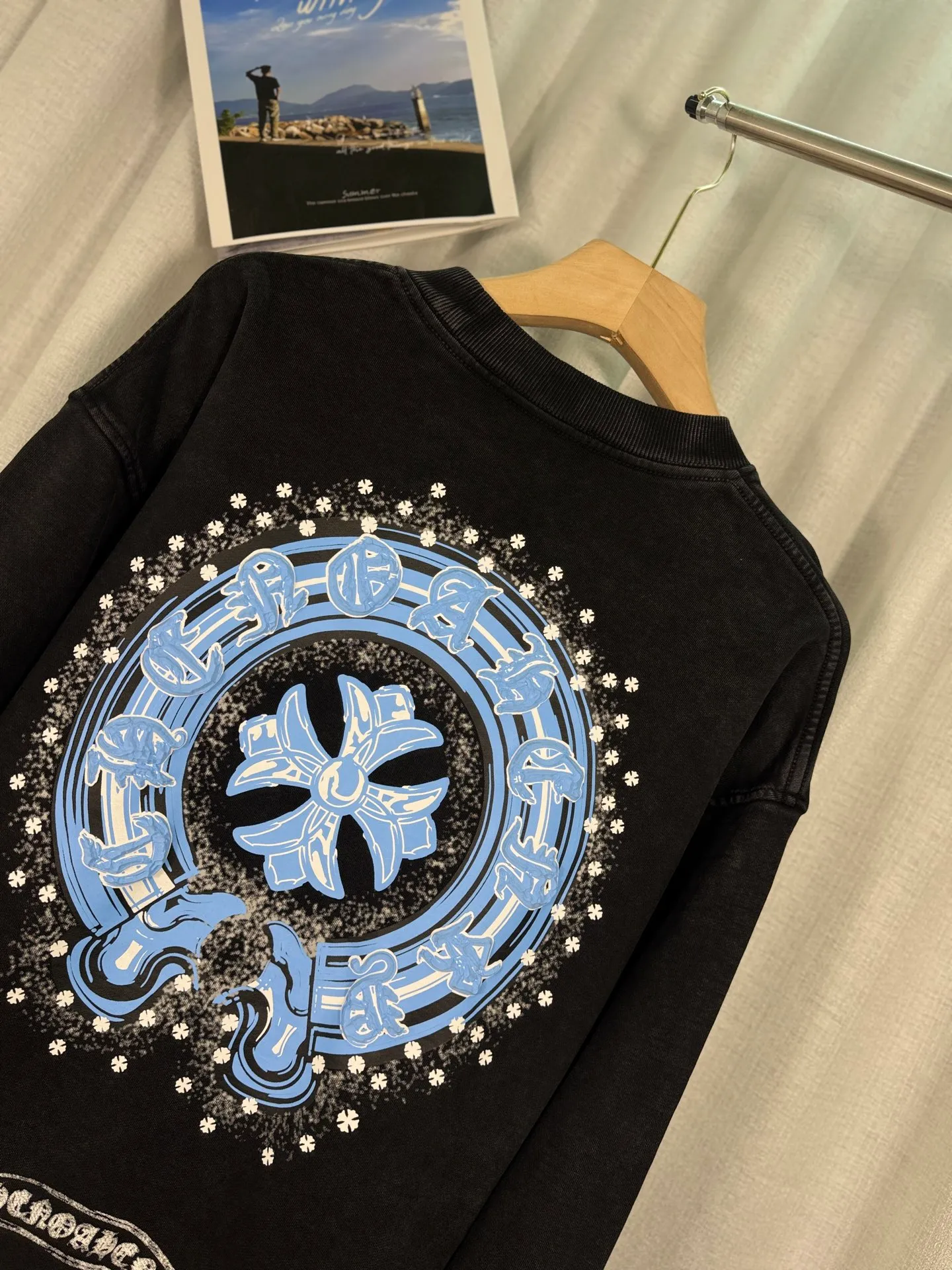 P260 top version, real shot without P, ​​different from market currency) 𝗖𝗵𝗿𝗼𝗺𝗲 𝗛𝗲𝗮𝗿𝘁𝘀/Croxin 2025 3D three-dimensional autumn and winter new original single counter American laser burnt 3D offset printing couple casual sweatshirt 👑The highest version! Customized fabric 430g tripe terry fabric! American acid washed distressed original denim with burnt flowers ✟appliqué embroidery and exquisite embroidery of letters! The best-selling model in the counter, very comfortable to wear. Accessories: original molded and authenticated collar label➕100% silk wash label. Genuine purchase-grade original hangtag➕matching hanging rope➕3D hanging beads➕original packaging bag. Craftsmanship: The original version has consistent wiring! The highest version of the armhole matching technique! Color: Gray Black Size: S M L XL Style No.: 9312
